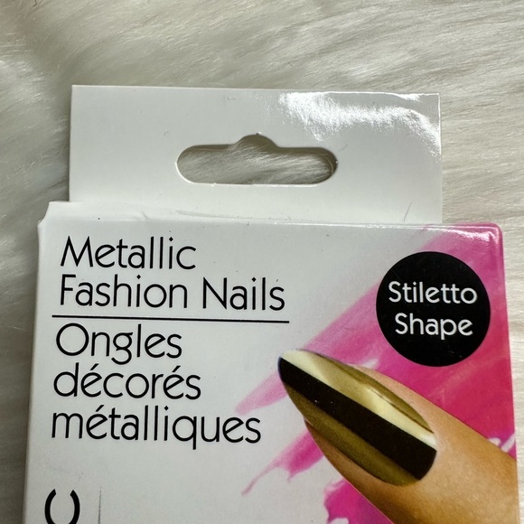🩷5/$10 Metallic Fashion Nails - Gold and Black - Picture 2 of 5